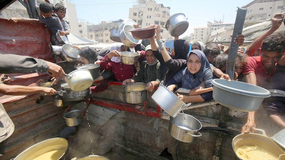 Laut Israel haben in den vergangenen Tagen 23.000 Tonnen Hilfsgüter die Bevölkerung im Gazastreifen auf dem Landweg erreicht. (Archivbild) Foto: Omar Ashtawy/APA Images via ZUMA Press Wire/dpa