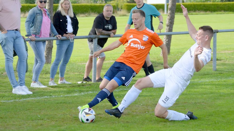 Nach dem 8:0 zum Start gegen Bunde II siegte Eintracht Ihlow (rechts) nun auch beim Holter SV (links) mit 2:1. Foto: Weers