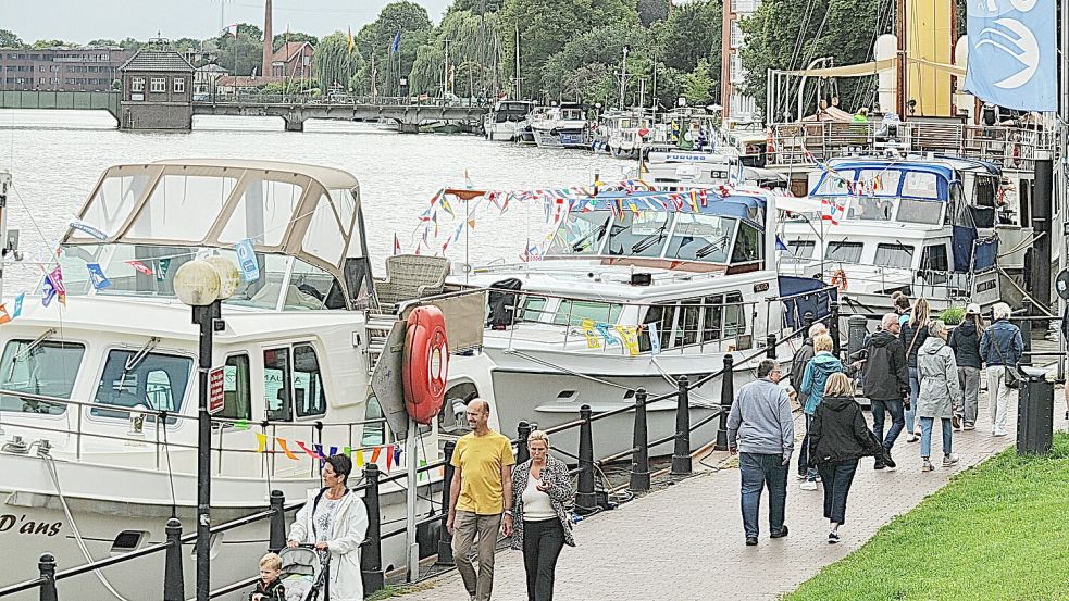 Viele Sportbootfahrer hatten ihre Boote mit Wimpeln und Flaggen festlich dekoriert. Foto: Bodo Wolters