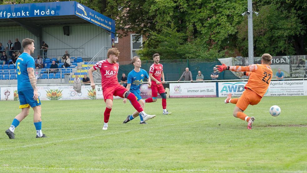 Das ist das 1:0 für Germania Wiesmoor: Janek Swyter (Zweiter von links) steht goldrichtig, die Leeraner Kevin Böse (ganz links) und der ansonsten starke Kay Gijsen kommen zu spät. Torhüter Florian Demhartner hatte keine Abwehrchance. Fotos: Lohmann
