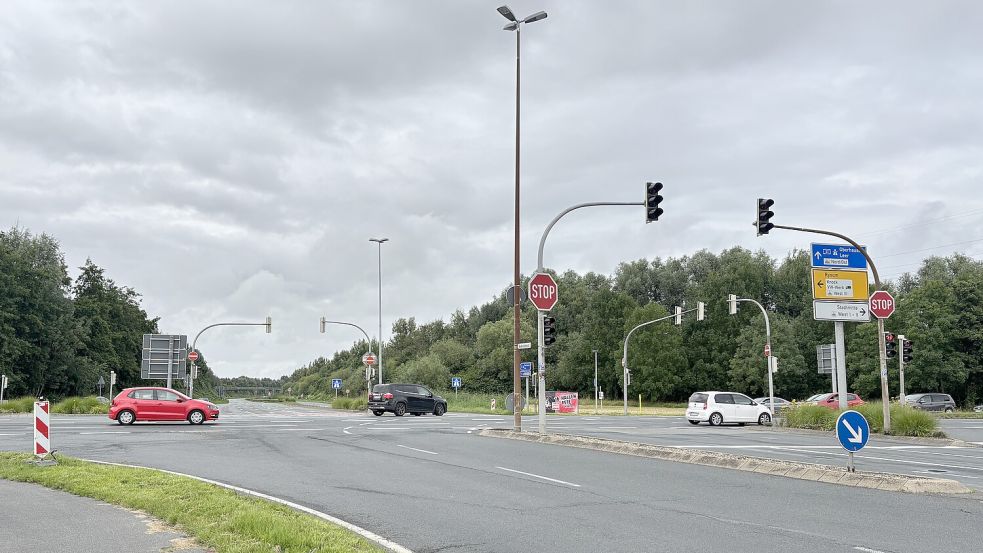 An die sogenannte VW-Kreuzung kommen Blitzeranlagen für die Fahrtrichtungen Niedersachsenstraße und Autobahn 31. Die neuen Geräte sollen auch Rotlicht-Verstöße festhalten können. Foto: Mona Hanssen