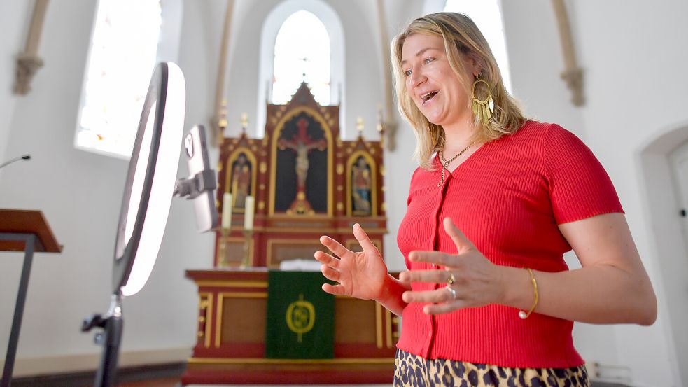 Pastorin Ina Jäckel will Kirche mit Postings auf Social Media außerhalb von Kirchenmauern sichtbar machen. Foto: Klaus Ortgies