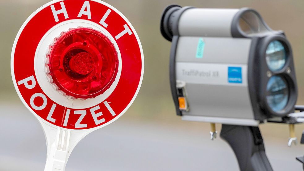 In mehreren Bundesländern will die Polizei die Geschwindigkeit von Fahrzeugen messen. (Symboldbild) Foto: Stefan Sauer/dpa