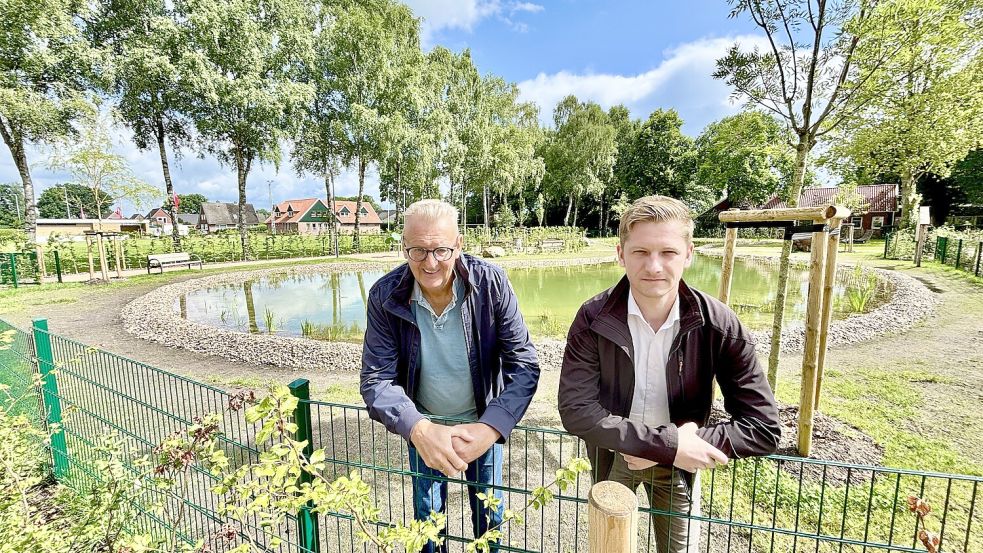 Der große Teich ist das Herzstück des neuen Dorfparks. Bürgermeister Johannes Poppen und sein Stellvertreter André Keiser haben die neu gestaltete Fläche vorgestellt. Foto: Klaus Ortgies