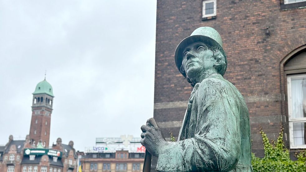 Eine Statue zu Ehren des dänischen Nationaldichters H.C. Andersen steht vor dem Rathaus von Kopenhagen. Foto: Steffen Trumpf/dpa