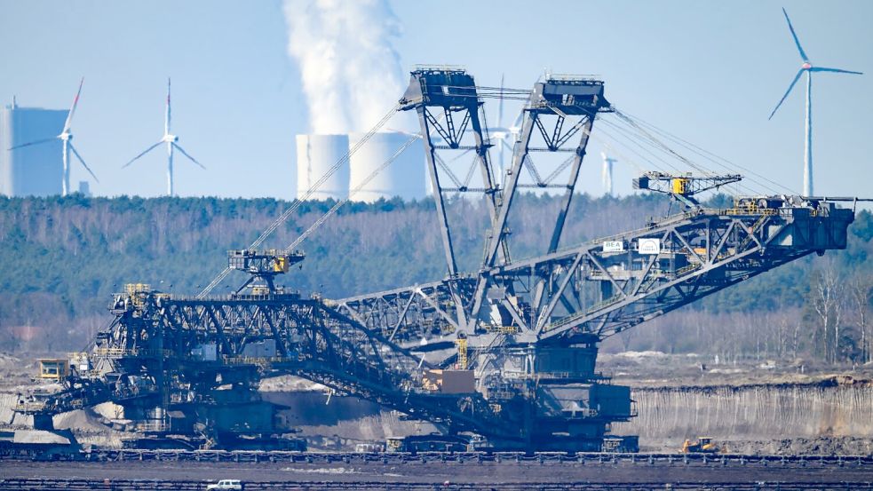 Gaskraftwerke sollen vielerorts Kohlemeiler ersetzen - auch in Ostdeutschland, wie Wirtschaftsministerin Reiche betont. (Archivbild) Foto: Robert Michael/dpa
