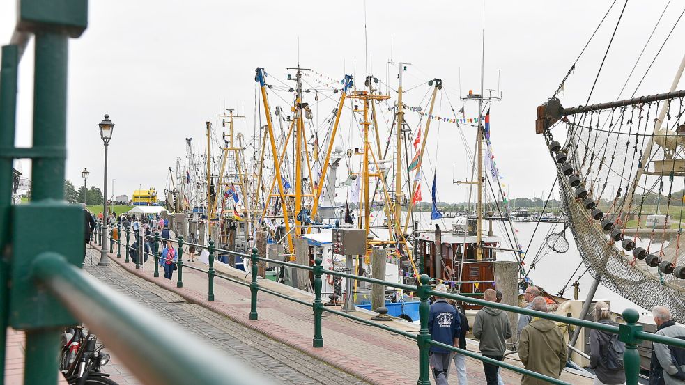 Beim Greetsieler Kutterkorso fuhren viele geschmückte Kutter raus auf die Nordsee. Foto: Heinz Wagenaar/Archiv