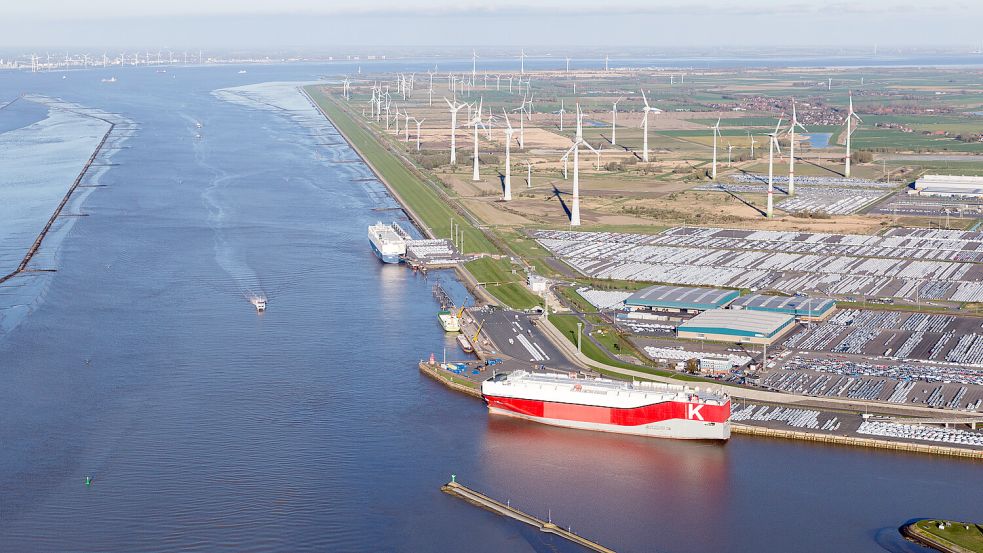 Der Emder Hafen ist der drittgrößte in Europa, was die Umschlagszahlen bei Kraftfahrzeugen betrifft. Damit das so bleibt, soll ein neuer Großschiffsliegeplatz entstehen. Foto: Tobias Bruns/Archiv