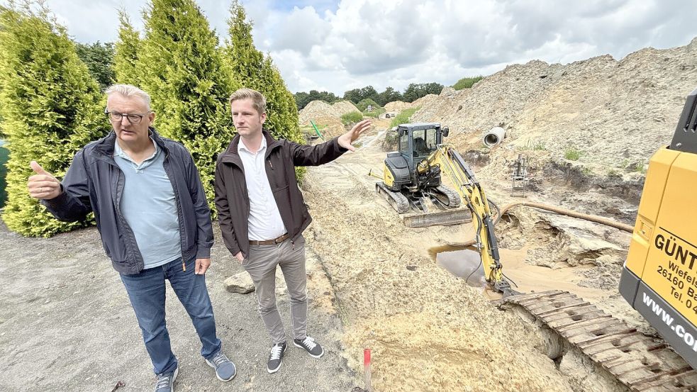 An dieser Stelle wird die Zufahrt zu den neuen Bauplätzen entstehen. Bürgermeister Johannes Poppen (links) und sein Stellvertreter André Keiser stellten das Projekt vor. Foto: Klaus Ortgies