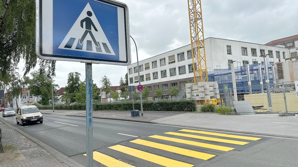 Der neue Fußgängerüberweg soll für Besucher und Patienten eine einfachere Straßenüberquerung ermöglichen. Foto: Stadt Leer