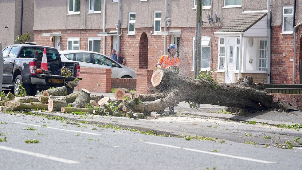 Mehrere Straßen sind gesperrt worden. Foto: Owen Humphreys/PA Wire/dpa