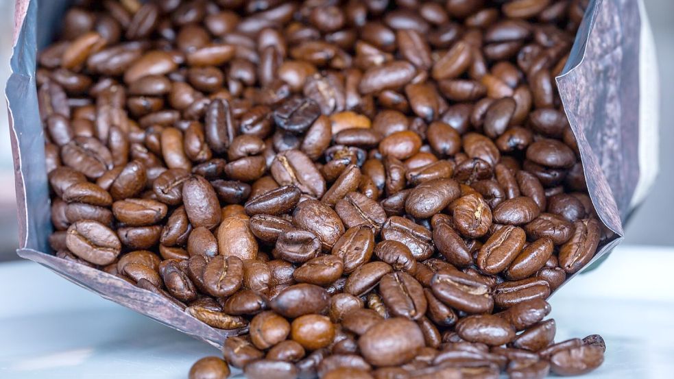 Die Polizei ermittelt nun zu den genauen Umständen der Kaffee-Diebstähle im Landkreis Passau. (Symbolbild) Foto: Jens Büttner/dpa
