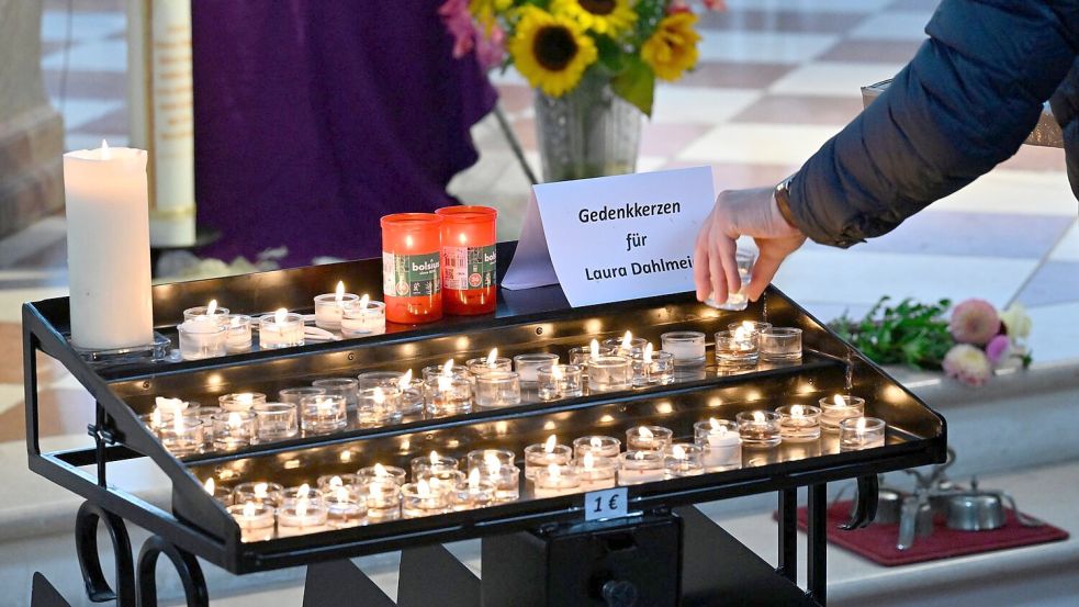 In einer katholischen Kirche können Gedenkkerzen für Laura Dahlmeier entzündet werden. (Archivbild vom 1.8.) Foto: Uwe Lein/dpa
