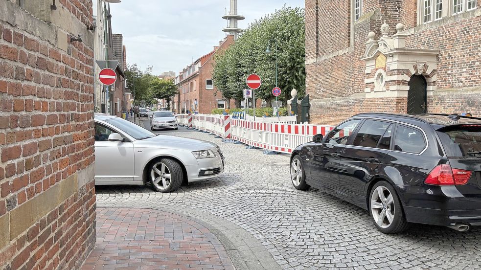 Wenn sich zwei Autos in der Kurve begegnen, wird es knapp, da die Fahrbahn fast halbiert ist. Fotos: Mona Hanssen