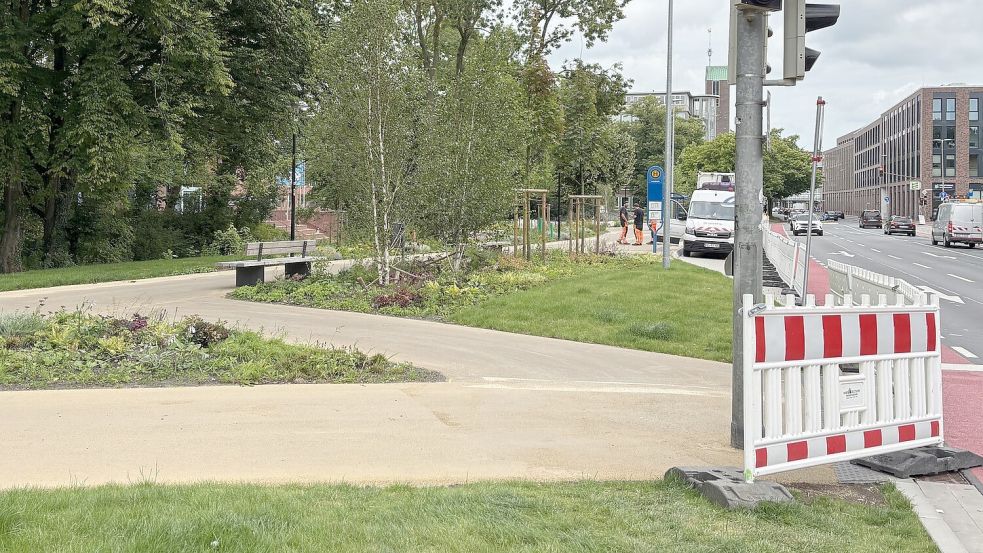 Der gelbe Asphaltbelag der Kunstpromenade in Emden wurde bereits gefräst. Jetzt soll ein neuer Belag kommen. Fotos: Mona Hanssen