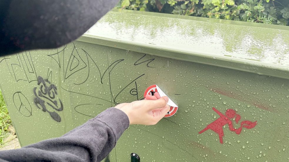 Unter einem solchen Sticker befand sich die Rasierklinge. Foto: Carmen Leonhard