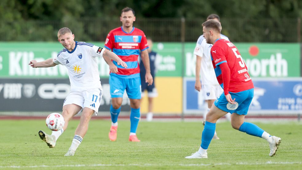 Kickers Emden (am Ball Janek Siderkiewicz) trifft am Mittwochabend erneut auf die SV Drochtersen/Assel. Foto: Jens Doden/Emden