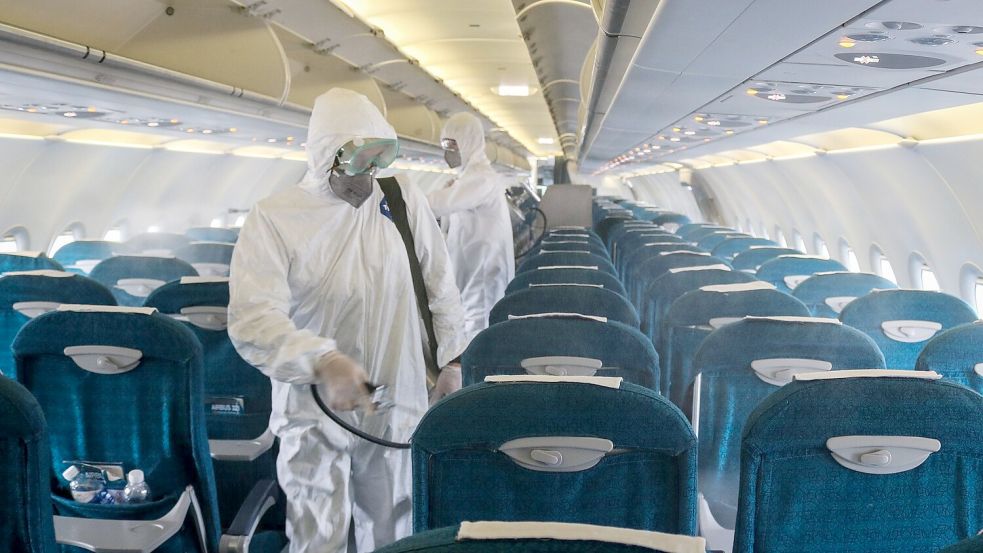 Schutzanzüge sind wegen des Pups-Problems im Flugzeug nicht nötig - das war bei Desinfektionen während der Coronazeit der Fall. (Archivbild) Foto: Bac Pham/dpa