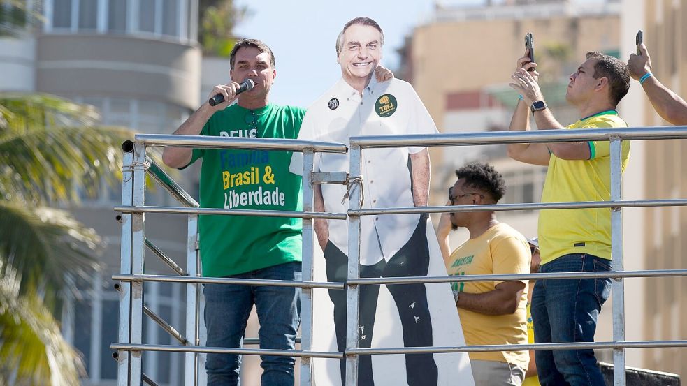 Flavio Bolsonaro stellte seinen Vater über Lautsprecher kurz zu den Demonstrierenden durch. Foto: Bruna Prado/AP/dpa