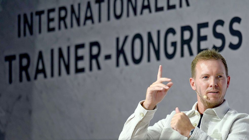 Sie sind mitverantwortlich für die Talentförderung: Die Trainer, angeführt vom DFB-Coach Julian Nagelsmann. Foto: Hendrik Schmidt/dpa