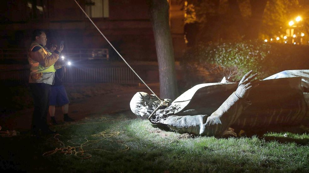 Im Zuge der Black-Lives-Matter-Proteste stürzten Demonstranten in den USA mehrere Statuen historischer Figuren, die sie in Verbindung mit Rassismus brachten. (Archivbild) Foto: Maya Alleruzzo/AP/dpa