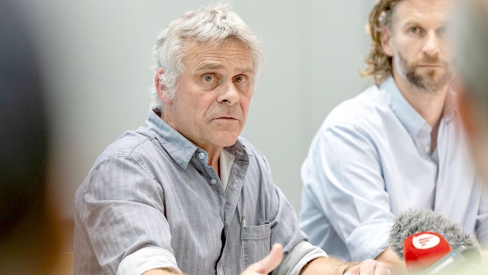Der Direktor des Nürnberger Tiergartens, Dag Encke, hat nach der Tötung von Pavianen Morddrohungen erhalten. Rechts neben ihm sitzt sein Stellvertreter Jörg Beckmann. (Archivbild) Foto: Daniel Karmann/dpa