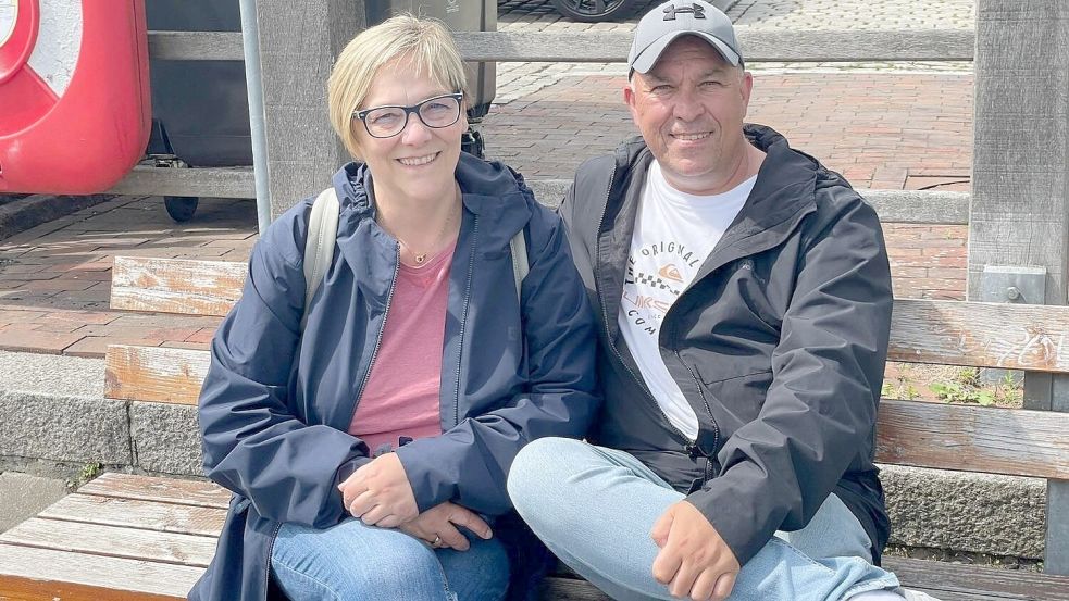 Simone und Marco Schlefers erkunden die Leeraner Innenstadt. Foto: Antje Gerdes