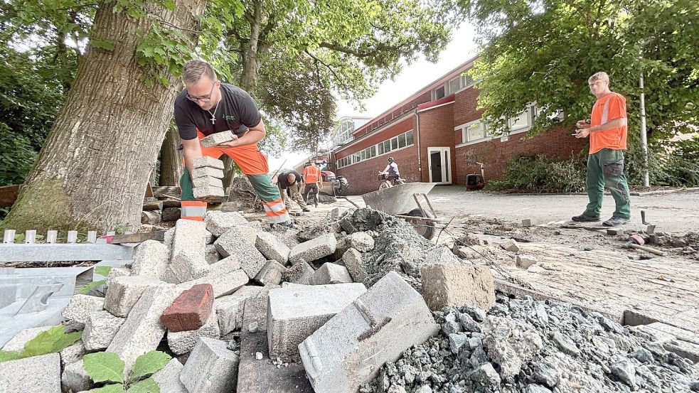 In der Schulstraße werden ein sicherer Schulweg sowie eine Querungshilfe für Schulkinder gebaut. Die Sommerferien sind dafür eine gute Gelegenheit. Foto: Klaus Ortgies