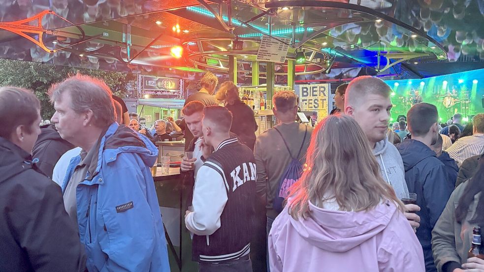 Um den zentralen Bierwagen tummelten sich viele Menschen. Foto: Lasse Paulsen