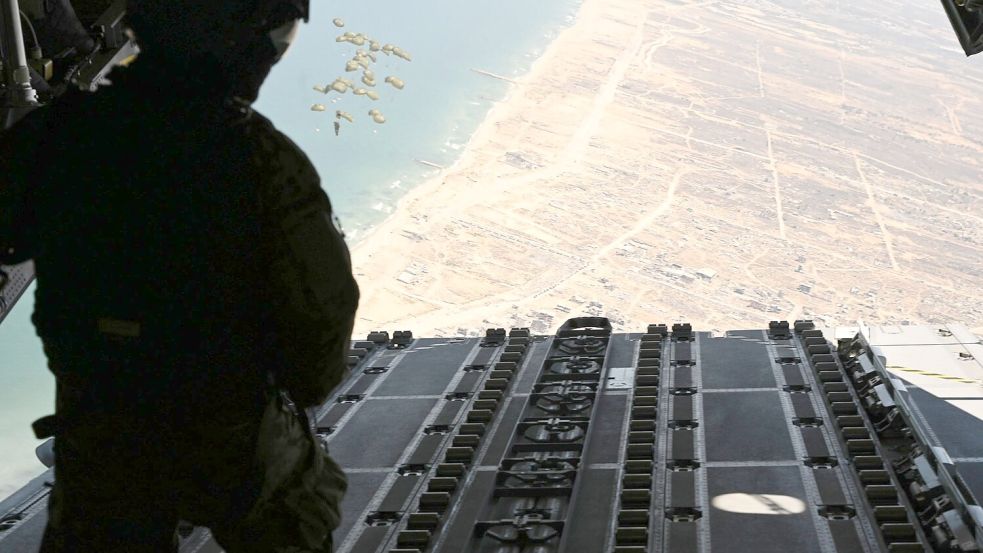 Der Blick nach unten zeigt die Zerstörung. Foto: Sven Käuler/dpa