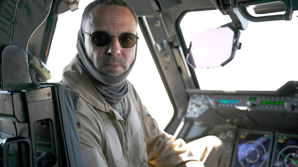 Pilot Dieter ließ sich in seiner Maschine von Journalisten über die Schulter schauen. Foto: Sven Käuler/dpa