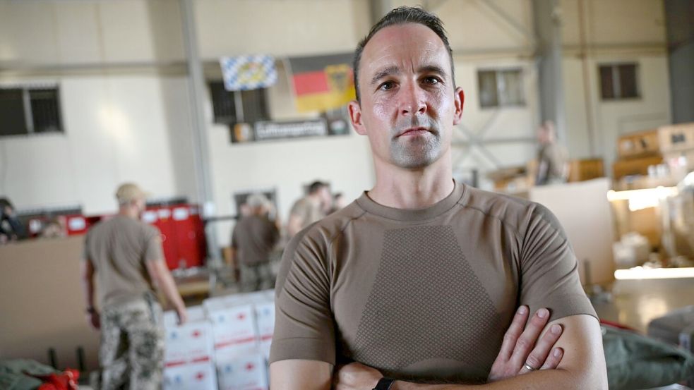 30 Bundeswehrsoldaten, so wie Leutnant Sascha, verpacken die Hilfsgüter. Foto: Sven Käuler/dpa