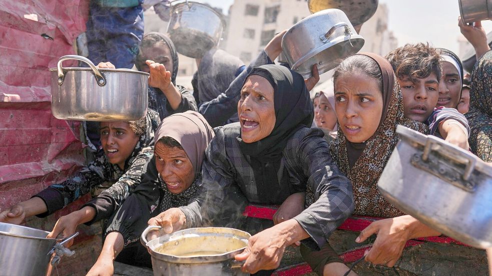 Die Menschen in Gaza kämpfen um knappe Lebensmittel. Foto: Jehad Alshrafi/AP/dpa