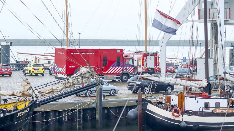 Einsatzkräfte trafen am Tag des Unglücks im Oktober 2022 im Hafen von Harlingen ein. Vor der Küste war eine Fähre mit einem Wassertaxi zusammengestoßen. Foto: Anton Kappers/ANP/DPA/Archiv