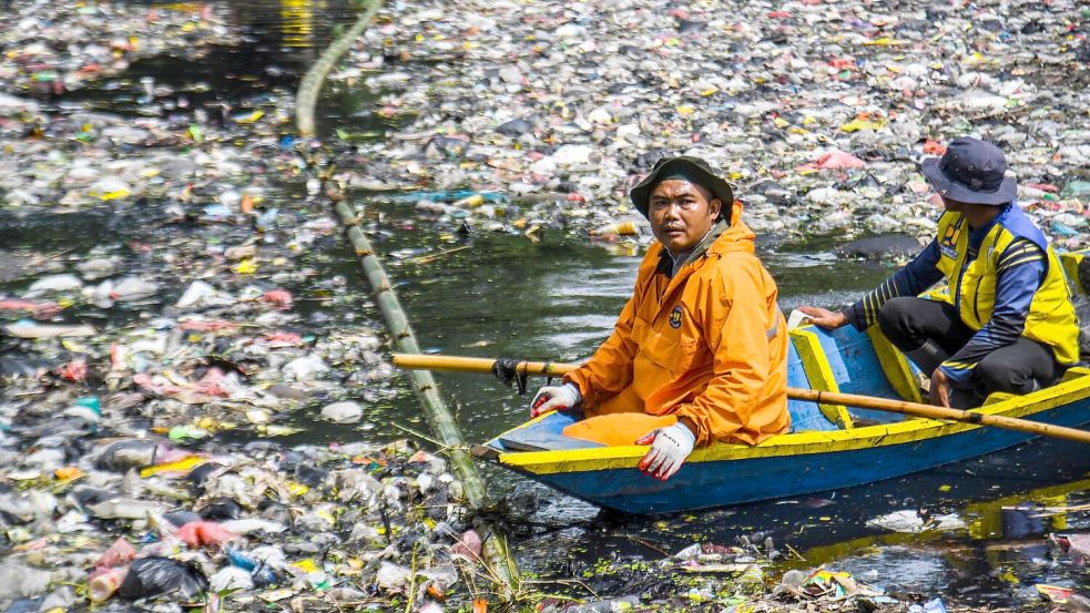 In manchen Ländern ist vor lauter Plastikmüll auf Flüssen kaum noch ein Durchkommen. (Archivbild) Foto: Dimas Rachmatsyah/ZUMA Press Wire/dpa