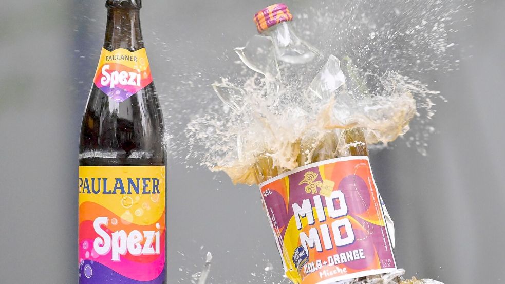 Das Design der Mio Mio Mische ist in den Augen des Landgerichts München I dem der Spezi-Flasche von Paulaner zu ähnlich. (Symbolbild) Foto: Peter Kneffel/dpa