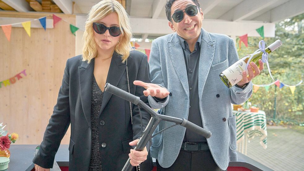 Nina (Laura Storz) hat überhaupt keine Lust, auf die kinderreiche Geburtstagsparty ihrer Schwester zu gehen. Ihr Freund Sammy (Ekrem „Eko Fresh“ Bora) sieht das entspannter in einer Szene des Films „Die Kinderschwindlerin“. Foto: dpa/Frank Dicks