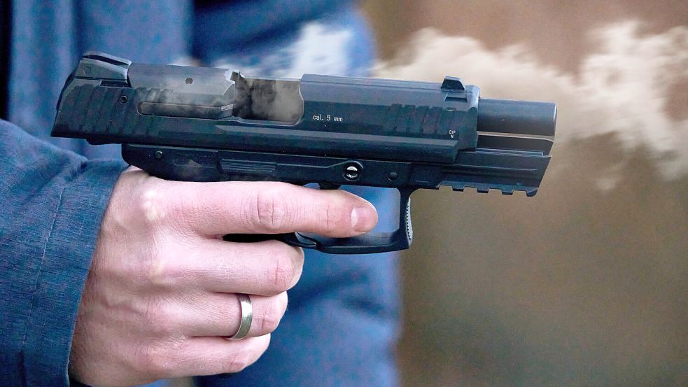 Ein 60-Jähriger Mann hat in Bremen mit einer Reizgaspistole auf zwei Nachbarn geschossen, nachdem diese sich über zu laute Musik beschwert hatten. Foto: imago images / Bihlmayerfotografie