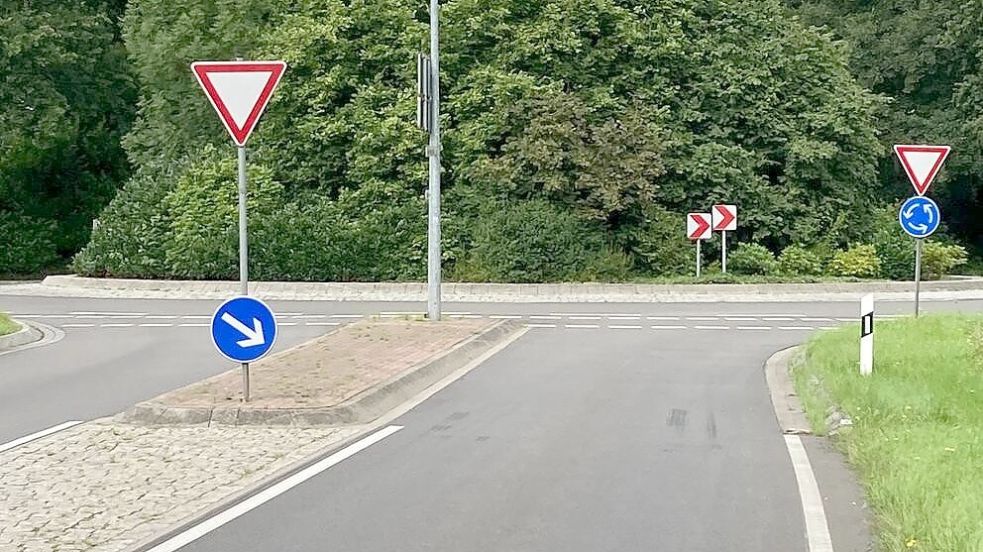 Auch im Kreisel in Stapelmoorerheide gilt für Fahrradfahrer ab sofort: Sie müssen beim Durchqueren des Kreisverkehrs rechts herum fahren. Foto: Landkreis Leer