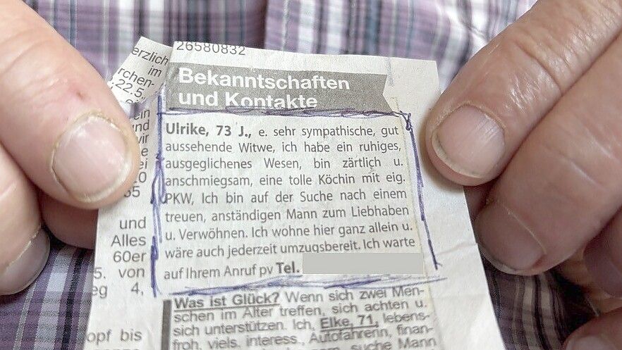 Der Senior aus der Krummhörn mit der Anzeige, auf die er sich gemeldet hat. Foto: Imke Oltmanns