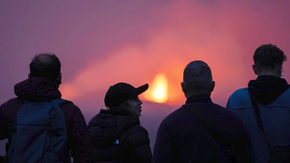 Zahlreiche Interessierte strömten in die Region, um das seltene Spektakel live zu erleben. (Archivbild) Foto: Marco di Marco/AP/dpa