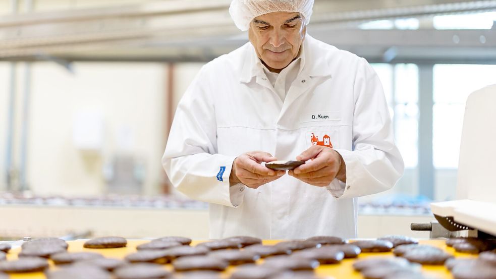 Schon bald kommen die ersten Lebkuchen, Stollen und Zimtsterne in den Handel. Foto: Daniel Karmann/dpa
