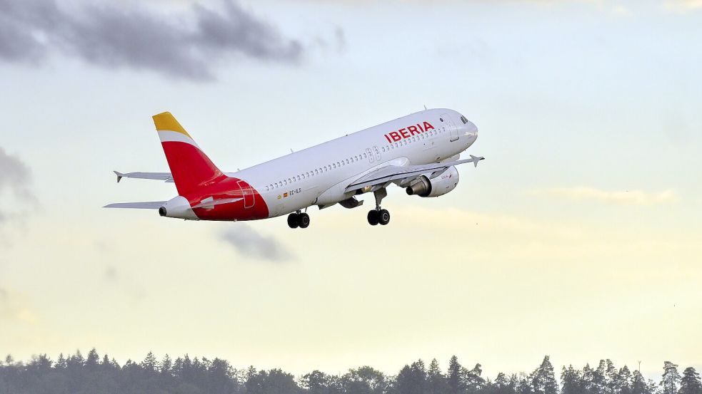 Auf einem Flug der spanischen Airline Iberia haben jüdische Passagiere koschere Mahlzeiten mit pro-palästinensischen Aufschriften bekommen. Foto: IMAGO/Pius Koller