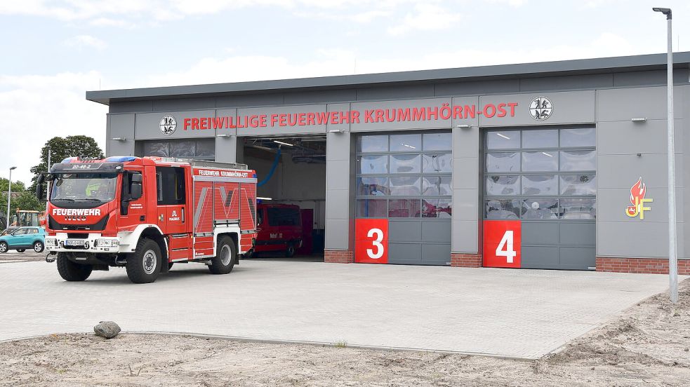 Neu und einsatzbereit: Die Feuerwehr Krummhörn-Ost hat offiziell ihr neues Gerätehaus in Eilsum bezogen. Fotos: Heinz Wagenaar