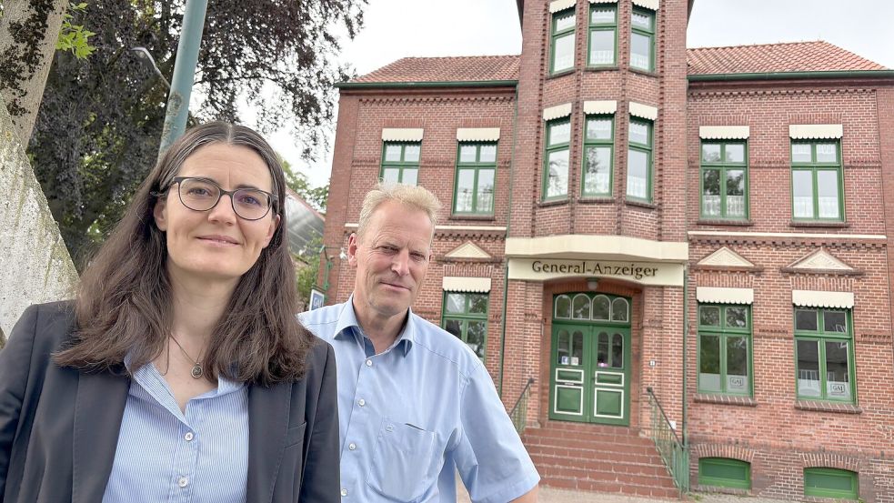 Bürgermeister Geert Müller und Verlegerin Dr. Mareike Engelberg gaben es im Sommer 2024 bekannt: Die Gemeinde Rhauderfehn kauft das GA-Verlagshaus mit allen Gebäudeteilen. Hier soll ein Familienzentrum entstehen. Dahinein könnte das Geld vom Land fließen. Foto: Marion Janßen/Archiv