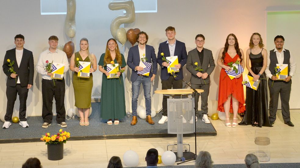 Auf Wirtschaft haben sich diese Fachoberschüler spezialisiert, die jetzt ihre Zeugnisse überreicht bekamen. Foto: privat