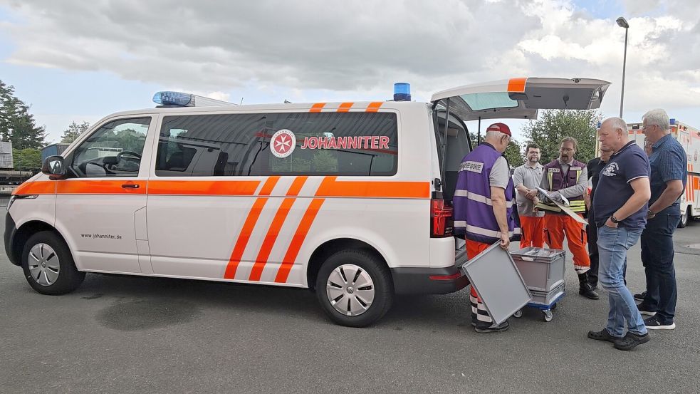 Die Emder Johanniter stellten jetzt Vertretern der Stadt und der Feuerwehr Emden das neue, vom Land geförderte PSNV-Einsatzfahrzeug vor. Foto: privat
