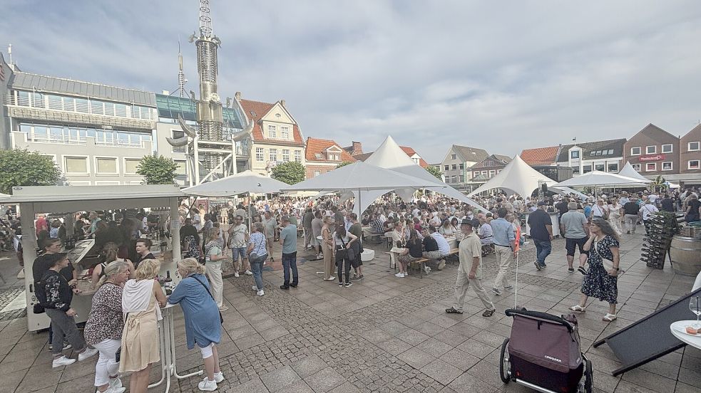 Veranstaltungen wie das Weinfest helfen, die Auricher Fußgängerzone attraktiv zu halten. Foto: Eva van Loh/Archiv