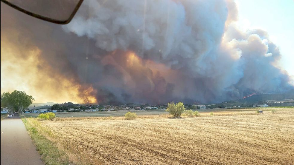 In der Nacht griff das Feuer weiter um sich. Foto: Uncredited/Securite Civile/AP/dpa