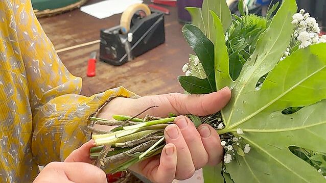 Damit die Blumen frisch bleiben, schneidet Meyer die Stiele schräg an. Foto: Jasmin Oltmanns